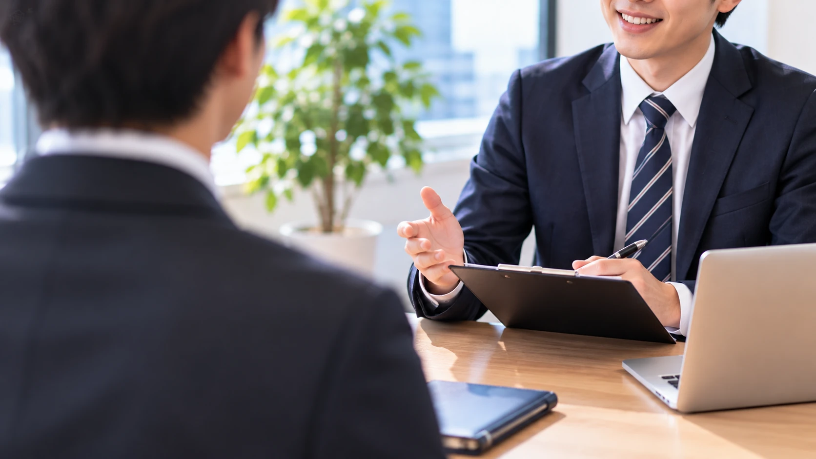 応募者と採用担当者が向かい合う面接の様子